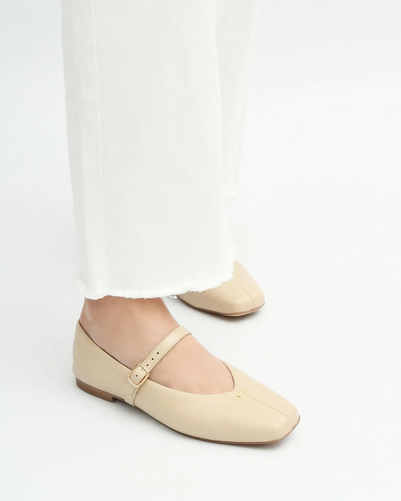 APRIL CASUAL FLATS SAND LEATHER Jo Mercer