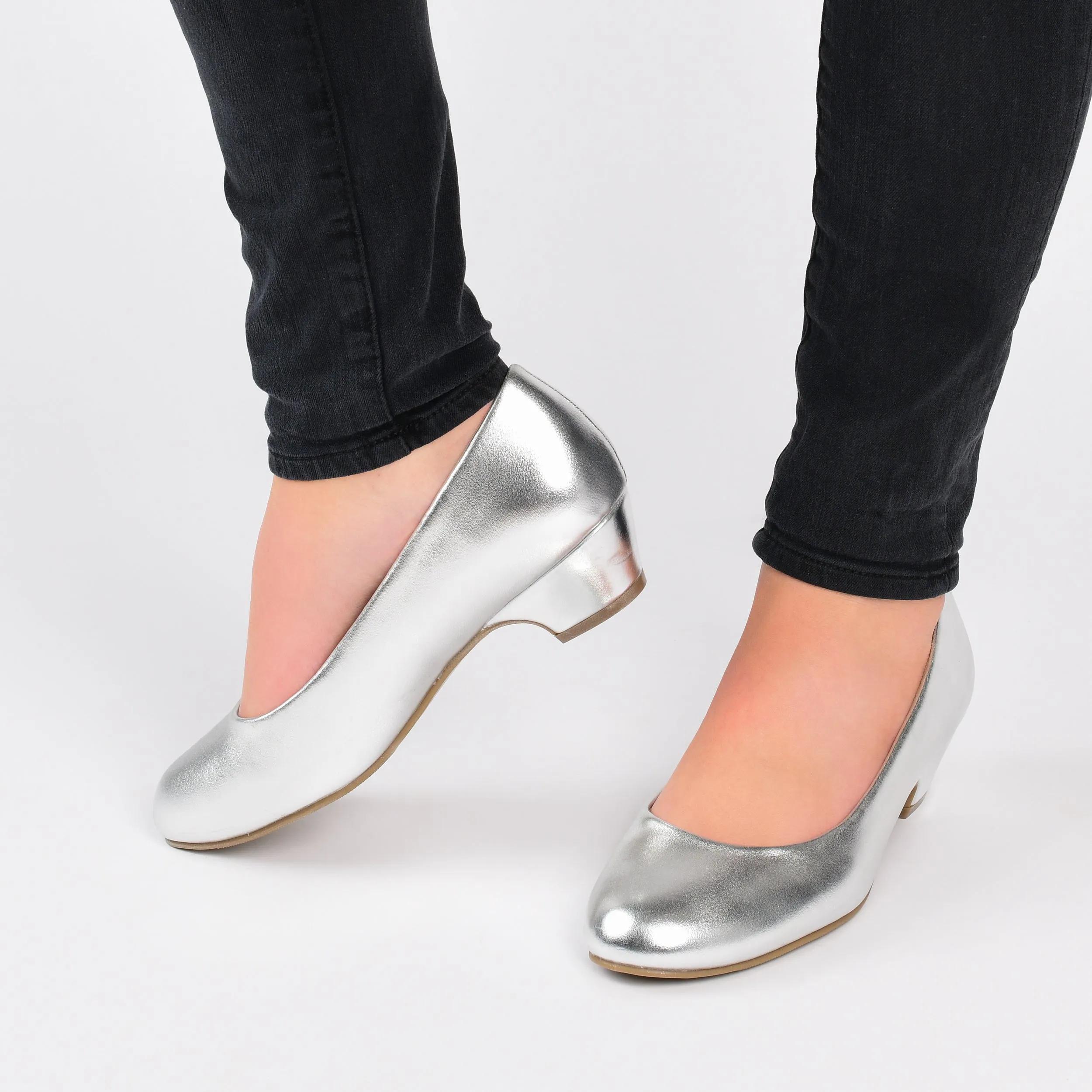 Journee Collection Women's Comfort Wide Width Saar Pump